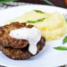 Carne ao molho de gorgonzola